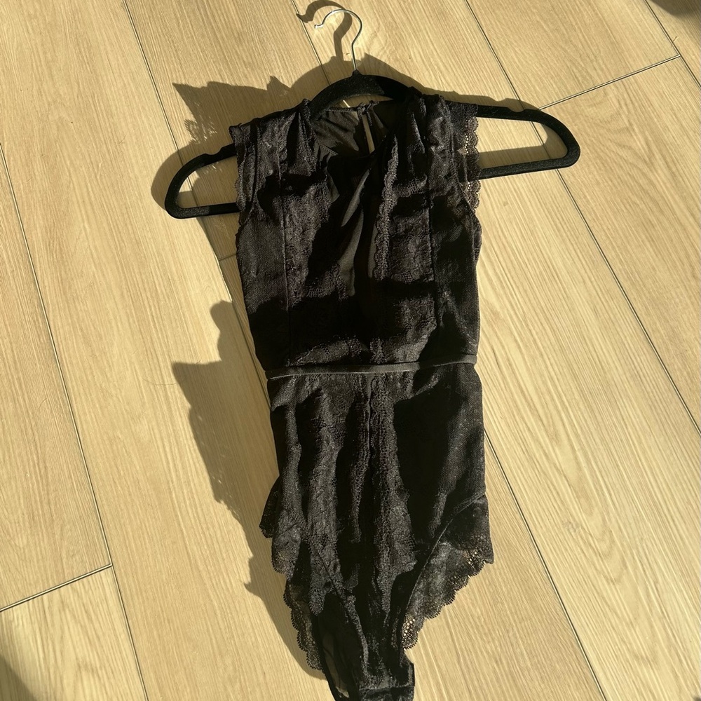 BRANDY MELVILLE Elegant Black Lace Bodysuit